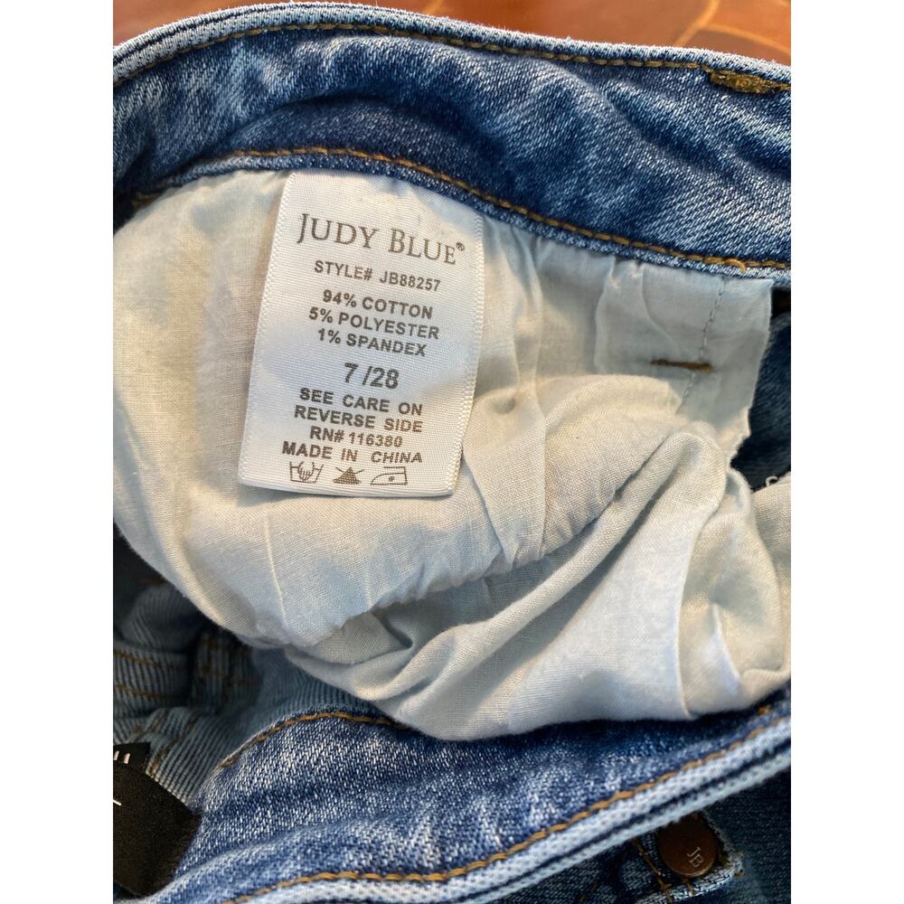 Judy Blue High Rise Sunflower Embroidered Raw Hem Jean SZ 7/28 - Picture 8 of 8